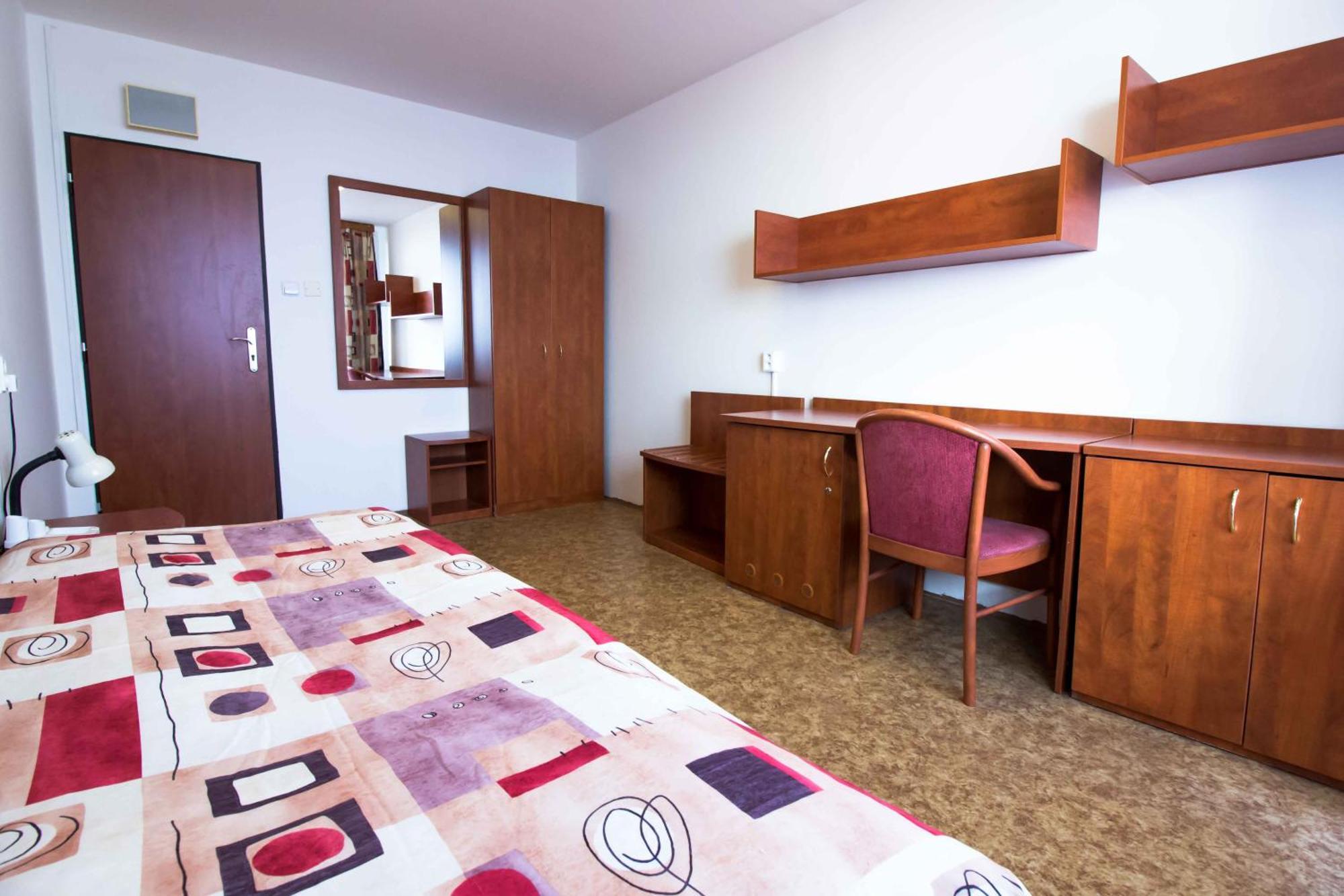 Eislerova Kolej Jarov Hostel Prague Luaran gambar