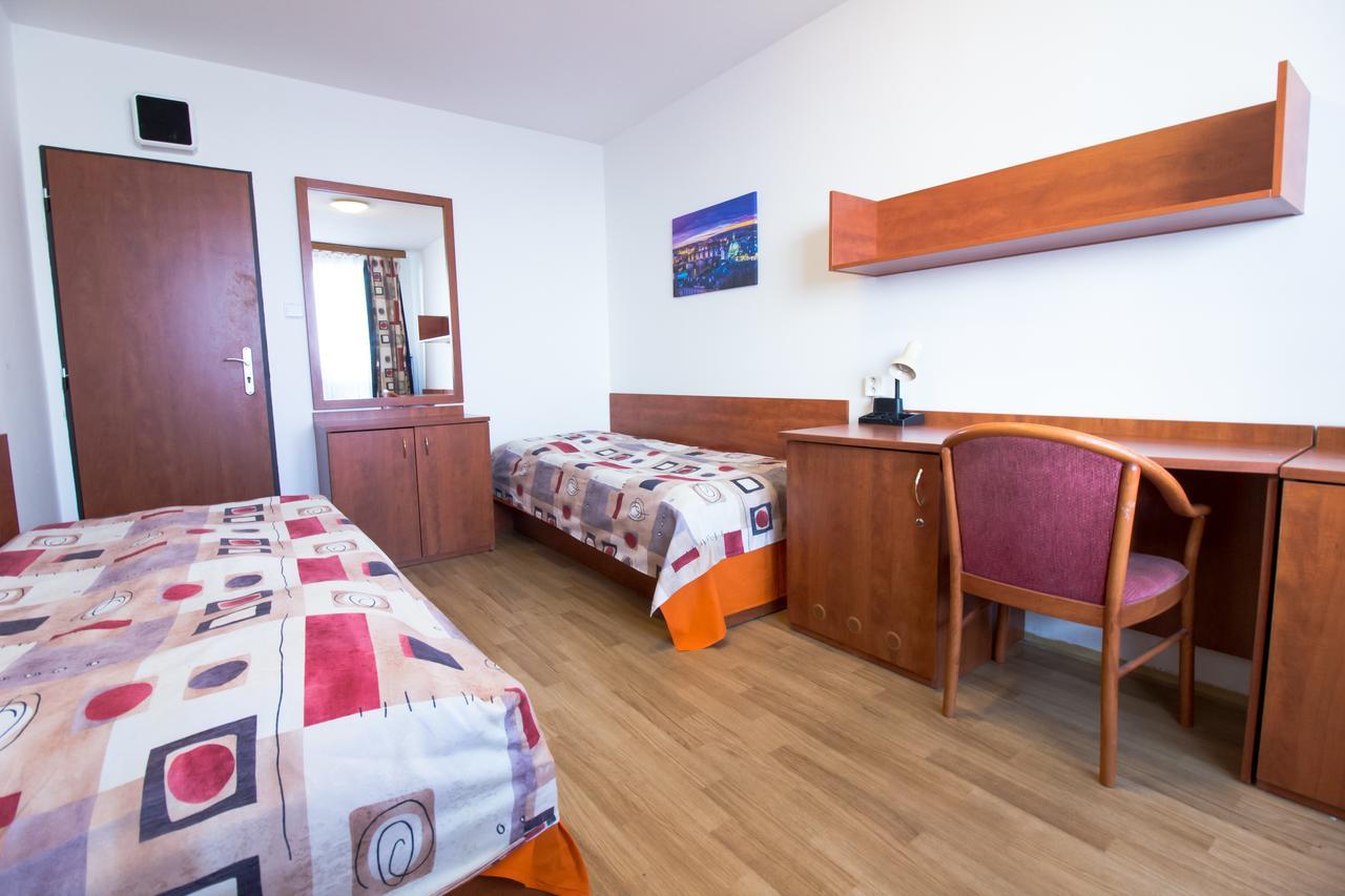 Eislerova Kolej Jarov Hostel Prague Luaran gambar